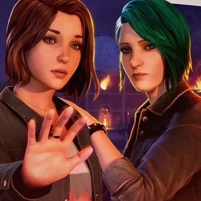Illustration promotionnelle du jeu Life is Strange montrant deux jeunes femmes, l'une aux cheveux bruns et l'autre aux cheveux verts, debout devant un bâtiment en flammes dans la nuit.
