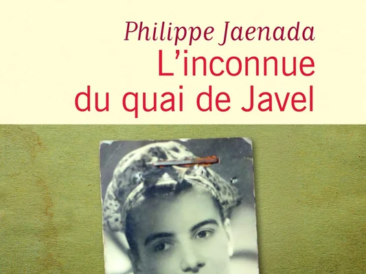 L'écrivain Philippe Jaenada, auteur de « L'Inconnue du quai de Javel », qui résout avec l'aide de Maigret une affaire criminelle dans le Paris des années 1950.