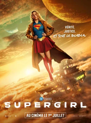 Affiche promotionnelle du film Supergirl de 2026, montrant le personnage dans une veste marron au-dessus de son costume, flottant au-dessus d'une ville futuriste avec une grosse planète en arrière-plan.