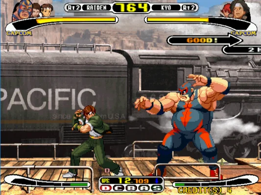 Écran de jeu de Capcom vs. SNK: Millennium Fight 2000 montrant Kyo Kusanagi et Raiden en combat sur une scène dans un train, avec barres de vie et chronomètre à l'écran.