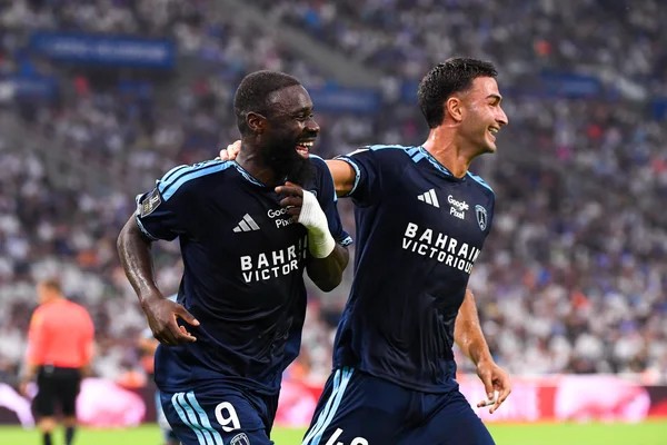Lassine Sinayoko et un coéquipier du Paris FC célébrant leur victoire au Vélodrome lors du match OM-Paris FC (2-3).
