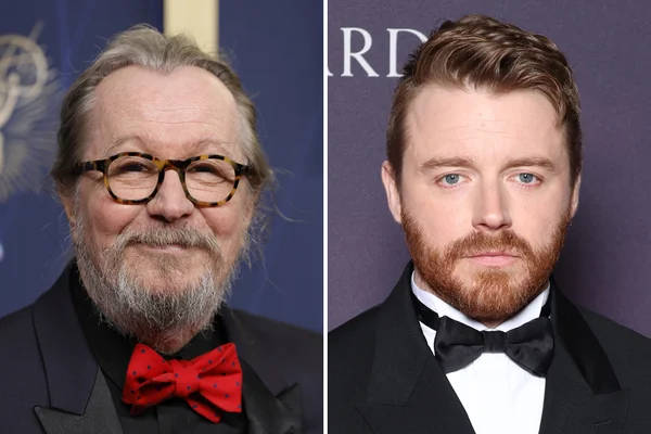 Tête-à-tête montrant les acteurs Gary Oldman, portant des lunettes et un nœud papillon rouge, et Jack Lowden, avec une barbe et un nœud papillon noir, tous deux en tenue formelle.
