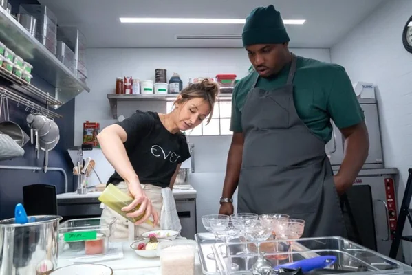 Membres de l'équipe technique en cuisine lors du tournage de 'The Bear', illustrant le chaos culinaire décrit dans la série.