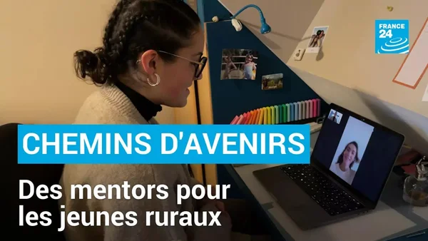 Image d'illustration d'un article de France 24 montrant une jeune femme aux lunettes et aux cheveux tressés suivant un appel vidéo sur un ordinateur portable, illustrant le programme de mentorat 'Chemins d'avenirs' pour les jeunes ruraux.