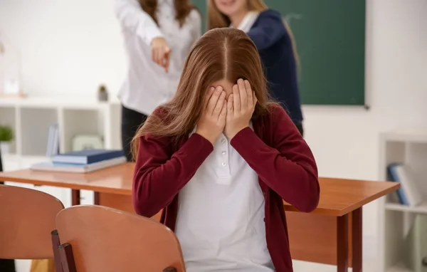 Représentation graphique de la diffusion virale de deepfakes nus, évoquant l'affaire espagnole où des adolescentes ont été harcelées par une avalanche de telles images.