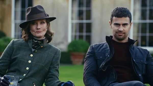 Joely Richardson et Theo James dans les rôles de Lady Sabrina et Eddie Horniman dans la série Netflix 'The Gentlemen', lors d'une scène.
