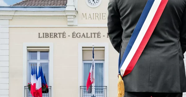 L'Association des maires de France plaide pour une modification de la loi sur les mariages impliquant une personne sous OQTF.
