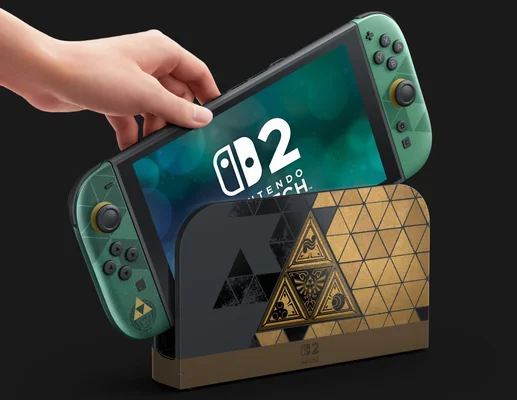 Main tenant une manette Joy-Con verte du Switch 2 Zelda édition spéciale et l'insérant dans un dock orné du Triforce doré sur fond sombre et flou.