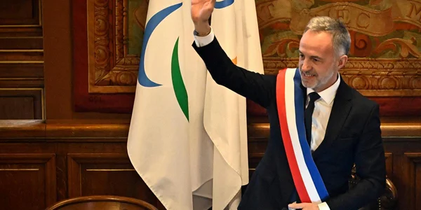 Emmanuel Grégoire célébrant son sacre en tant que nouveau maire de Paris lors d'un rassemblement politique
