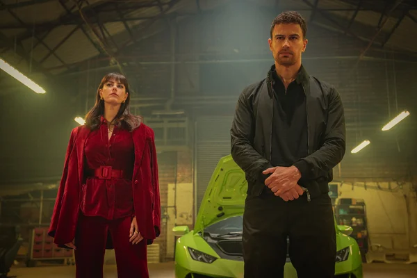 Theo James et Kaya Scodelario dans les rôles d'Eddie Horniman et Susie Glass dans la série Netflix 'The Gentlemen', image officielle.