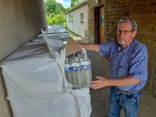 Titre de l'article du Parisien : « L'eau est polluée pour l'éternité : 16 communes des Ardennes et de la Meuse privées d'eau potable », détaillant les conséquences d'un scandale sanitaire sur l'accès à l'eau.