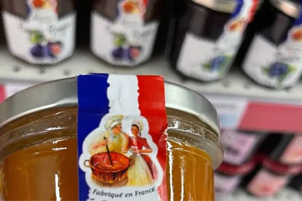 Article du blog Je bosse en grande distribution définissant le 'French Washing' comme l'art de suggérer une origine française d'un produit sans preuves concrètes.