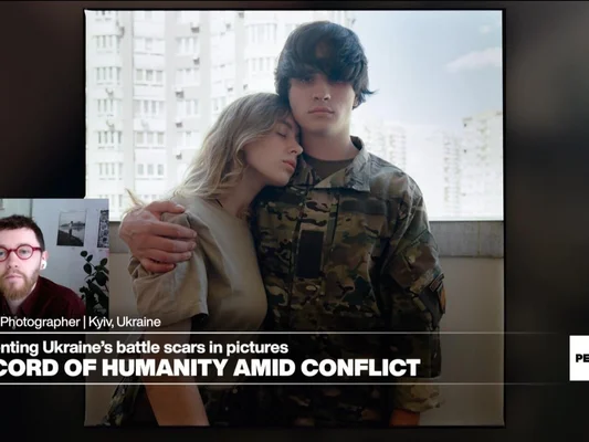 Le photographe ukrainien Vic Bakin lors de son interview dans l'émission 'Perspective' de France 24, abordant son travail de documentation des cicatrices de la guerre.