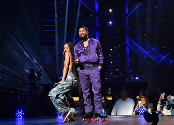 Usher en train de chanter en concert lors de sa résidence « My Way » au Park MGM à Las Vegas, illustrant le concept de tournée en résidence où une star joue plusieurs nuits dans la même salle.