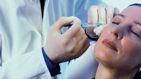 Illustration de la chirurgie esthétique, évoquant les risques des injections illégales et les problèmes de santé associés.