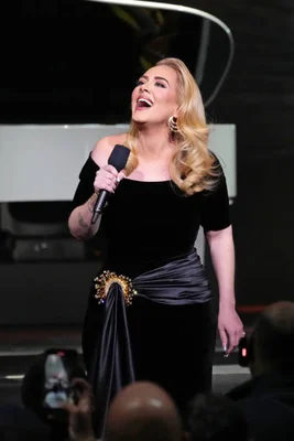 Adele interprète une chanson sur scène lors de l'ouverture de sa résidence « Weekends with Adele » au Colisée de Caesars Palace à Las Vegas le 18 novembre 2022.