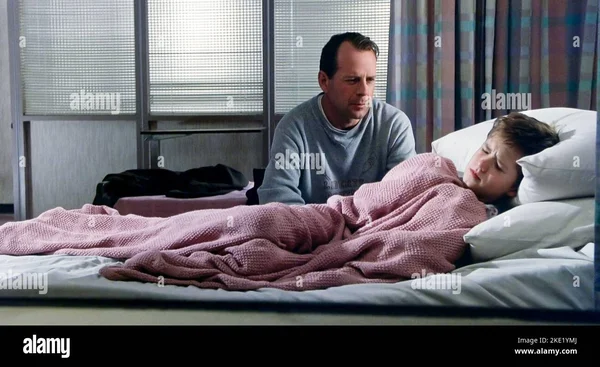 Haley Joel Osment et Bruce Willis dans une scène du film Sixième Sens (1999), où un garçon effrayé communique avec les esprits et aide un psychologue découragé