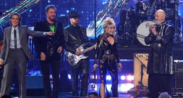 Dolly Parton lors de son intronisation au Rock and Roll Hall of Fame, accompagnée de Simon Le Bon et Rob Halford lors de la cérémonie.