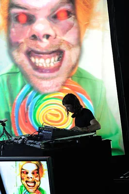 Aphex Twin en train de performer sur scène lors du Pitchfork Music Festival à la Grande Halle de La Villette à Paris, le 28 octobre 2011.