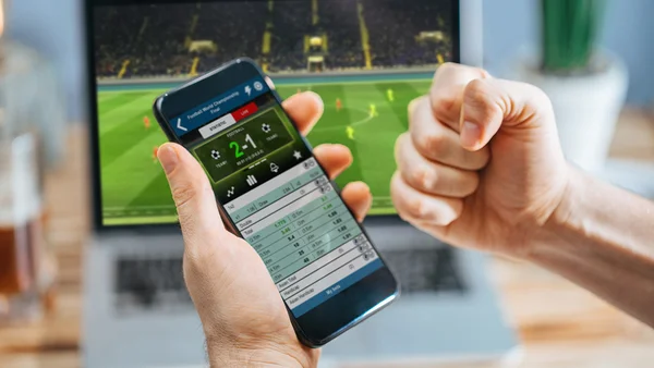 Des professionnels de la santé appelant à interdire le sponsoring des paris sportifs lors de la Coupe du Monde pour prévenir l'addiction des jeunes.