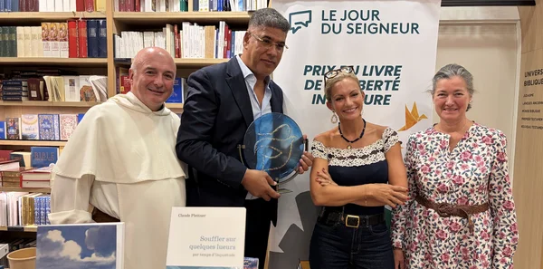 Rachid Benzine tenant son roman Des gens bien lors de la cérémonie de remise du Prix du Livre de la Liberté intérieure 2026.