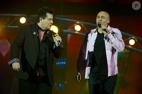 Sacha Goëller et William Picard du groupe Début de Soirée sur scène lors du concert Stars 80 au Palais Omnisports de Paris-Bercy le 21 décembre 2013.