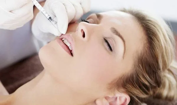 Questionnement sur les dangers de l'acide hyaluronique et les risques des injections esthétiques, illustrant les sujets de santé liés aux procédures illégales.