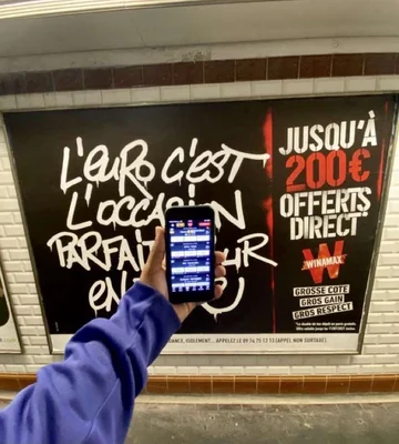 Image représentant une jeunesse cible des paris sportifs, montrant des jeunes fans attirés par les paris lors de la Coupe du Monde.