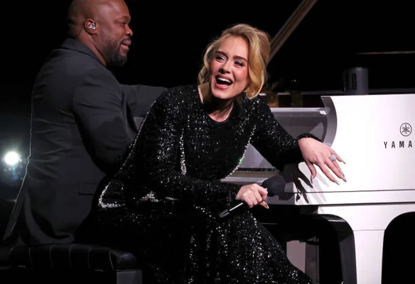 Adele chante sous les projecteurs lors de sa résidence « Weekends with Adele » au Colisée de Caesars Palace à Las Vegas le 26 janvier 2024, montrant la durée étendue de ces engagements.