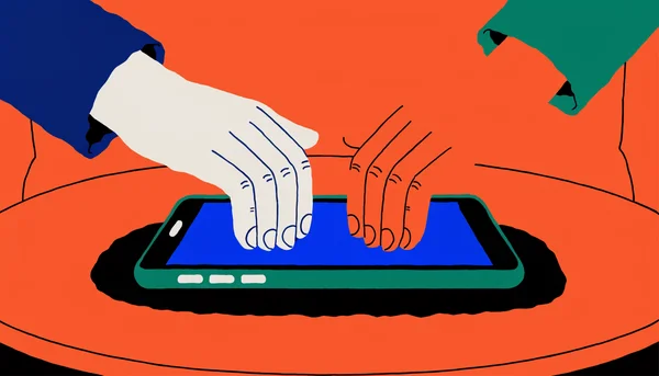 Vue de dessus en illustration simple d'un smartphone allumé sur une table de chevet, sa lumière bleue éclairant la scène. Les mains d'une femme et d'un homme sont visibles de part et d'autre du téléphone, symbolisant la distance physique et l'attention détournée par les écrans.