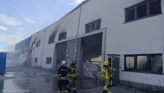 Incendie dans une usine d'armement en Europe, illustrant des actes de sabotage contre la production de drones pour l'Ukraine