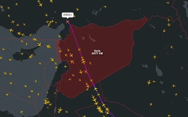 Capture d'écran d'une application de suivi de vols montrant le trafic aérien au Moyen-Orient, avec un vol commercial (ETD7L1) traversant directement la région informative de Syrie (OSTT FIR), surlignée en rouge.
