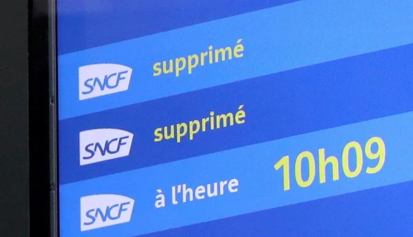 Illustration d'un voyageur contrarié lors d'une grève SNCF, montrant les conséquences directes des annulations de trains.