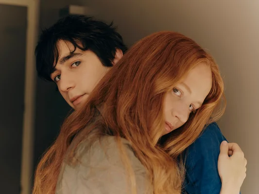 Milo Machado-Graner et Jane Beever lors d'une interview pour Le Bleu du Miroir sur le film Adieu monde cruel, révélé à la Semaine de la Critique.