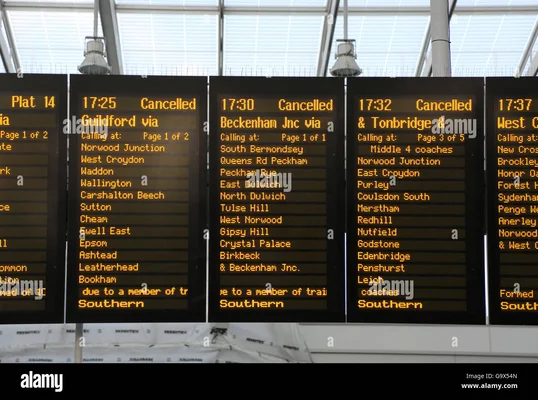 Panneau d'information affichant l'annonce d'un train annulé dans une gare, illustrant une situation fréquente lors de perturbations.