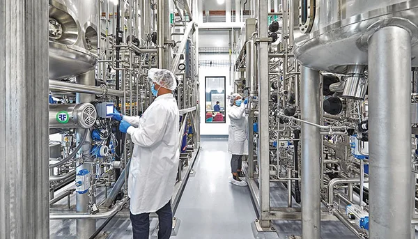 Illustration ou photo représentant les défis technologiques et économiques pour réduire le coût de production de la viande cultivée en laboratoire.