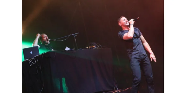 Le groupe Manau en concert lors du Montivert Music Festival en Ardèche, photographié en archive par Fabrice Anterion.
