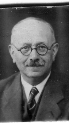 Portrait de l'historien Marc Bloch, pionnier de l'histoire des mentalités et figure majeure de la Résistance française, illustration de son importance pour la mémoire nationale.