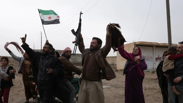 Forces syriennes se déployant dans la ville de Hasakah dans le nord-est de la Syrie dans le cadre d'un accord de cessez-le-feu avec les Forces démocratiques syriennes (FDS).