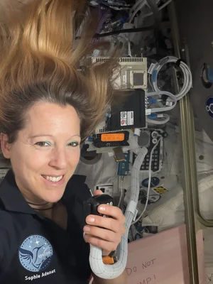L'astronaute française Sophie Adenot dans la Station spatiale internationale lors de la Journée mondiale des radioamateurs 2026, en train de communiquer via une liaison radio.