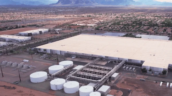 Des centres de données aux États-Unis illustrant la consommation massive d'eau et l'impact sur les sols américains due à l'activité numérique.