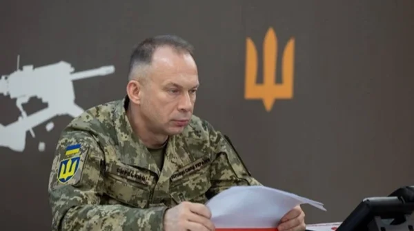 Le commandant en chef des forces armées ukrainiennes, Oleksandr Syrskyi, en uniforme lors d'une déclaration.