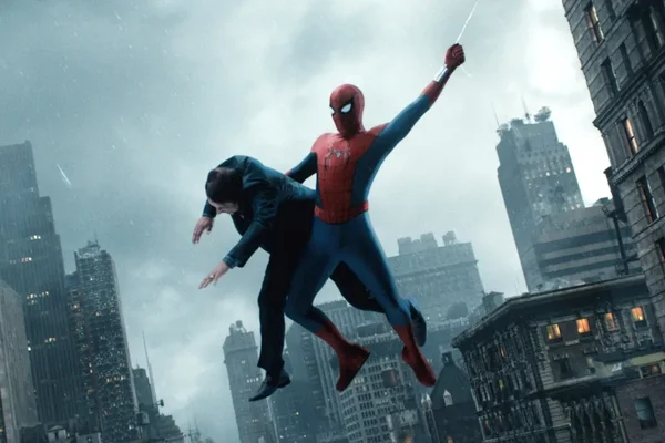 Tom Holland incarnant Spider-Man à droite dans une image promotionnelle du film Spider-Man: Brand New Day (2026), © Marvel Entertainment.
