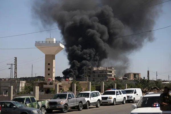 Fumée noire s'élevant au loin près de Suwayda, en Syrie, le 15 juillet 2025, suite à des frappes israéliennes durant des affrontements sectaires impliquant la communauté druze.