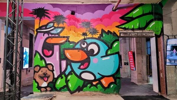 Festival Peinture Fraîche : 6ème édition de street art à Lyon montrant des fresques murales colorées sur les bâtiments.