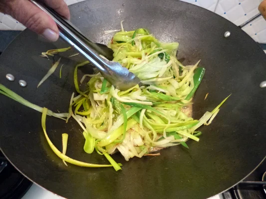 Image illustrant un plat de poireaux sautés, mettant en avant une recette culinaire et les résultats d'une cuisson bien maîtrisée.