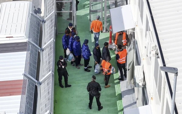 Vue aérienne par drone montrant des migrants entrant dans un centre de détention pour traitement dans le port de Shëngjin, en Albanie, le 28 janvier 2025