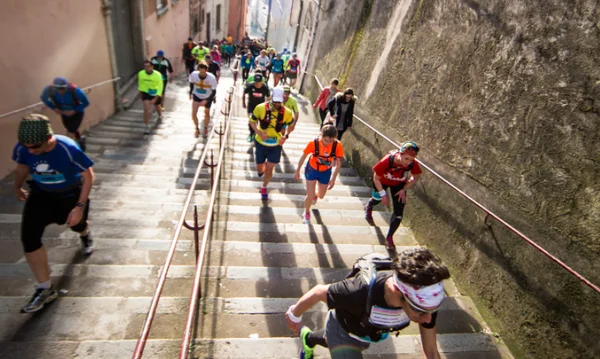 Vue des coureurs s'élançant pour la course géante organisée à Lyon avec 10 000 participants attendus