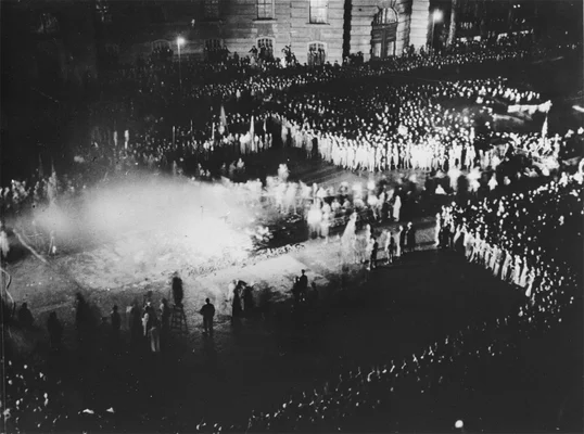 Photographie historique d'un autodafé à Berlin, Allemagne, le 10 mai 1933, montrant la destruction de livres par le régime nazi.