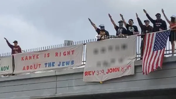 Des manifestants à Los Angeles soutenant les remarques antisémitiques de Kanye West, condamnés par les responsables locaux